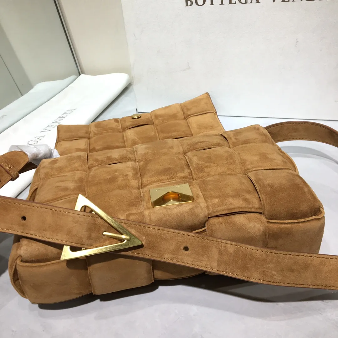 The Veneta Cassette pillow bag is made of soft frosted calfskin + aged matte gold buckle, very very fashionable! ! The leather feels super comfortable to the touch, and it has adjustable spaghetti straps with a signature triangle buckle. Size:26cm*18cm*8cm